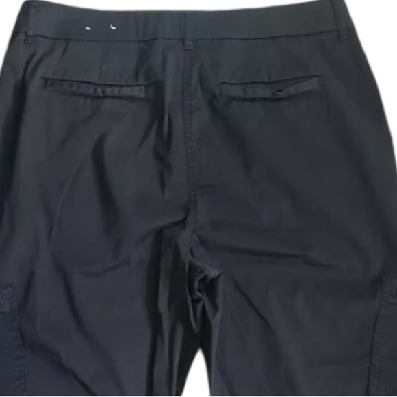 Chico’s Size 6P (0.5P) Solid Black Cropped Cargo Pants Gold Hardware Zippers - Picture 4 of 9